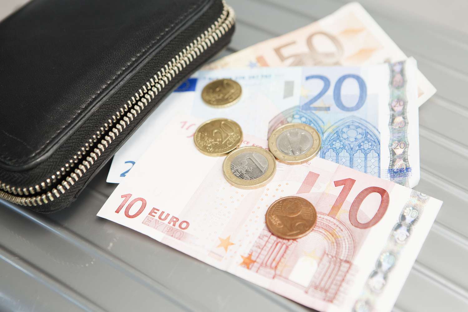 Buy Euros Easily Online – No Commission Fees